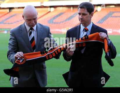 Der neue Dundee United Manager Jackie McNamara neben dem Vorsitzenden Stephen Thompson (links) nach einer Pressekonferenz im Tannadice Park, Dundee. Stockfoto