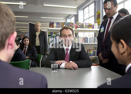 Der britische Premierminister Tony Blair spricht mit Schülern während eines Besuchs der Park High School in Stanmore, Middlesex. Er sagte, dass eine Polizeipräsenz in bestimmten Schulen eine "substantielle Abschreckung" gegen Kriminalität wäre. *...seine Bemerkungen kamen der Tag, an dem die Bildungsministerin Estelle Morris Vorschläge für ein freiwilliges Programm enthüllte, das Polizeibeamte in Englands härtesten Schulen stationiert sehen könnte. Stockfoto