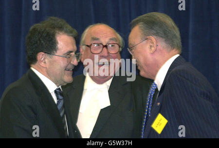 Der Präsident der Europäischen Kommission, Romano Prodi (links), spricht mit Wafic Said (rechts) und dem Kanzler der Universität Oxford, Lord Jenkins, bei der offiziellen Eröffnung der Said Business School in Oxford. Großbritannien hat Angst, eine volle Rolle in der EU zu spielen. *... auch wenn er so zuversichtlich in seinen Beziehungen zu Amerika ist, sagte der Präsident der Europäischen Kommission, Romano Prodi, heute. Er sagte, die Unterstützung eines starken Europa verrate die USA nicht und sagte, die Frage, ob der Euro beitreten werde, sei eine Frage des politischen Willens und des Mutes. Stockfoto