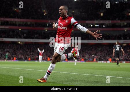 Fußball - Barclays Premier League - Arsenal gegen Liverpool - Emirates Stadium. Theo Walcott von Arsenal feiert das zweite Tor seines Teams Stockfoto