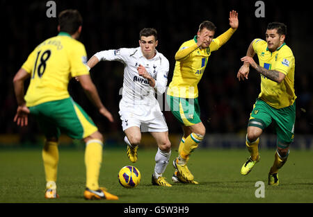 Fußball - Barclays Premier League - Norwich City / Tottenham Hotspur - Carrow Road. Gareth Bale von Tottenham Hotspur (2. Links) durchbricht den Druck von Anthony Pilkington von Norwich City (2. Rechts) Stockfoto