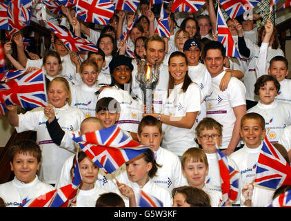 Popband Liberty X, von links nach rechts; obere Reihe, Kevin Simm, Michelle Heaton Tony Lundon, vordere Reihe, Kelli Young und Jessica Taylor mit Kindern der St. Nicholas Priory Primary School. * Sie starten Cancer Research's Golden Jubilee Summer Party Fackellauf, zur Feier des Golden Jubilee der Königin, in der Great Yarmouth Town Hall. Stockfoto