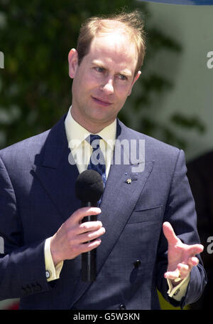 Der Earl of Wessex spricht vor der New Media Academy der Crenshaw High School in Los Angeles während eines Besuchs in der Schule, wo der Earl der Schule im Auftrag des britischen Foreign & Commonwealth Office einen Scheck über 5,000 Dollar überreichte. *.. Verwendet werden, um zusätzliche Ausrüstung für digitale Kunstprogramme zu erwerben. Stockfoto