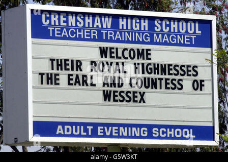 Das Schild, das den Earl und Gräfin von Wessex an der Crenshaw High School in Los Angeles begrüßt. Während eines Schulbesuchs überreichte der Earl im Auftrag des britischen Foreign & Commonwealth Office einen Scheck über 5,000 Dollar, der für den Kauf zusätzlicher Ausrüstung für digitale Kunstprogramme verwendet werden sollte. Stockfoto