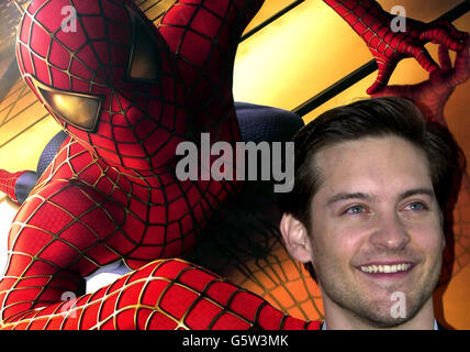 Tobey Maguire kommt zur Premiere von Spider-man im Mann's Theatre in Westwood Village, Los Angeles. 12/07/2004 die heiß erwartete Spider-man Fortsetzung schwingt in die Stadt Montag, den 12. Juli 2004. Der Hollywood-Blockbuster hat in den USA bereits Rekorde an den Kinokassen gebrochen, und Filmexperten sagen voraus, dass es hier dasselbe tun wird. Stockfoto