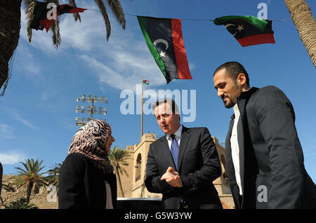 Premierminister David Cameron macht einen Spaziergang durch den Martyrs Square in Tripolis, Libyen, wo er lokale Markthändler und Besucher traf. Stockfoto