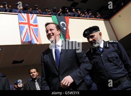 Premierminister David Cameron trifft Rekruten an einer Polizeischule in Tripolis, Libyen. Stockfoto