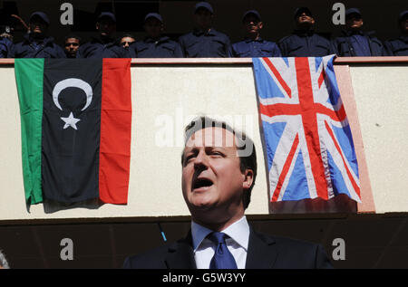 Premierminister David Cameron trifft Rekruten an einer Polizeischule in Tripolis, Libyen. Stockfoto