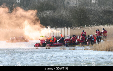 Im Rahmen von Veranstaltungen zum 60. Jahrestag der Ostküstenflut findet in Barton upon Humber, North Lincolnshire, eine groß angelegte Rekonstruktion der Wasserrettung durch den Feuerwehr- und Rettungsdienst statt. Stockfoto