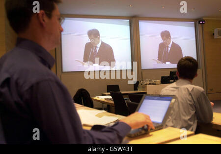 Journalisten hören Herrn Romano Prodi (Präsident der Europäischen Kommission) seinen Vortrag auf einem Videolink zu, bevor Herr Prodi offiziell die Said Business School in Oxford 2002 eröffnet. Stockfoto