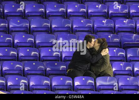 Fußball - Barclays Premier League - Everton gegen West Bromwich Albion - Goodison Park. Zwei Fans küssen sich, während sie in den Tribünen auf den Start des Spiels warten Stockfoto