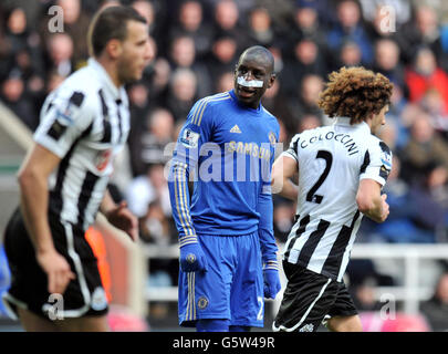 Chelsea's Demba Ba (Mitte) mit einem Pflaster auf seinem Gesicht, nachdem er während des Barclays Premier League-Spiels im St James' Park in Newcastle von Fabricio Coloccini in den Mund getreten wurde. Stockfoto