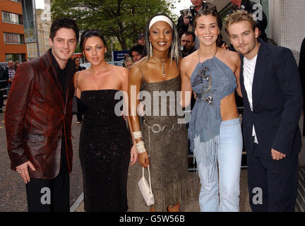 Die Pop-Gruppe Liberty X kommt für „ein Publikum mit Lulu“ in den LWT-Studios im Zentrum von London an. (Links- rechts) Tony Lundon, Michelle Heaton, Jessica Taylor, Kelli Young und Kevin Simm. Stockfoto