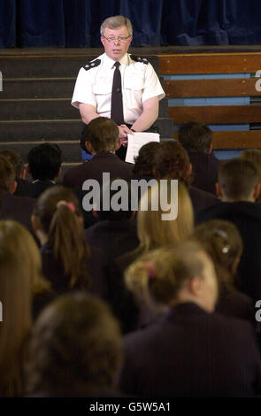 Inspektor Dave Hollingsworth spricht bei einer Versammlung in Heathside School Weybridge mit Schülern über die Vermisste Amanda Dowler. Stockfoto