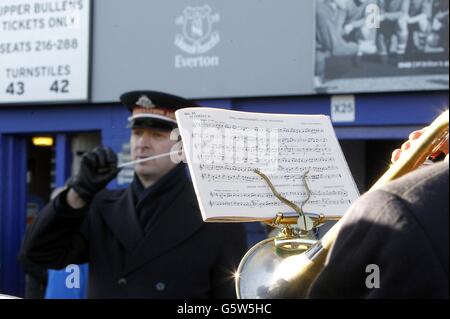 Fußball - Barclays Premier League - Everton gegen Aston Villa - Goodison Park. Die Heilsarmee Blaskapelle spielt vor dem Spiel vor dem Goodison Park Stockfoto