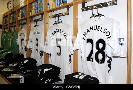 Fußball - Barclays Premier League - Fulham gegen Manchester United - Craven Cottage. Das Shirt des neuen Fulham Signing Urby Emanuelson in der Garderobe des Craven Cottage Stockfoto