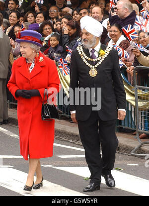 Die Briten Queen Elizabeth II. Und Cllr Sukhdev Singh Marway, der zeremonielle Bürgermeister des Newham Council, während eines Walks in Newham im Osten Londons. Die Straßen waren voll von Wellwishern, die sich an den Feierlichkeiten zu ihrer Goldenen Jubiläumstour heute Nachmittag anschlossen. Stockfoto