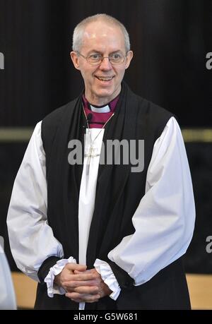 Der Most Rev Justin Welby, ehemaliger Bischof von Durham, lächelt am Ende einer Zeremonie in der St. Paul's Cathedral, um formell das Amt des neuen Erzbischofs von Canterbury zu übernehmen. Stockfoto