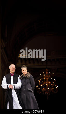 Der Most Rev Justin Welby, ehemaliger Bischof von Durham, steht mit seiner Frau Caroline auf den Stufen der St. Paul's Cathedral in London, nach einer feierlichen Amtsübergabe als neuer Erzbischof von Canterbury. Stockfoto