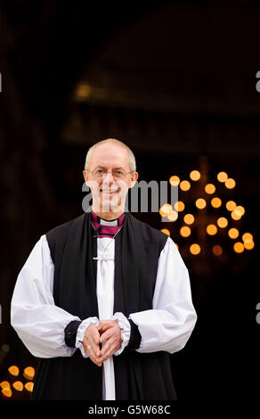 Der Most Rev Justin Welby, ehemaliger Bischof von Durham, steht auf den Stufen der St. Paul's Cathedral, London, nach einer Zeremonie, um formell das Amt des neuen Erzbischofs von Canterbury zu übernehmen. Stockfoto