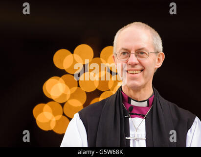 Der Most Rev Justin Welby, ehemaliger Bischof von Durham, steht auf den Stufen der St. Paul's Cathedral, London, nach einer Zeremonie, um formell das Amt des neuen Erzbischofs von Canterbury zu übernehmen. Stockfoto