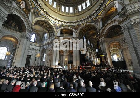 Der Most Rev Justin Welby, ehemaliger Bischof von Durham, während einer Zeremonie in St. Paul's Cathedral, formell sein Amt als der neue Erzbischof von Canterbury. Stockfoto