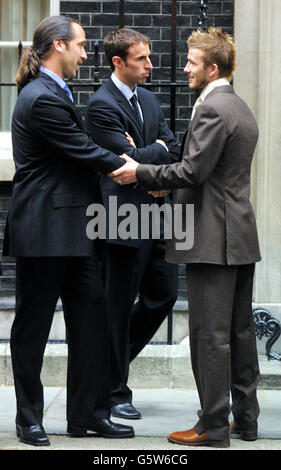 Der englische Kapitän David Beckham (rechts) mit den Teamkollegen Gareth Southgate (Mitte) und David Seaman nach einem Treffen mit Tony Blair in der Downing Street 10, London. * heute hat der englische Trainer Sven-Goran Eriksson die 23-Mann-Mannschaft angekündigt, die im Juni für die FIFA-Weltmeisterschaft nach China und Korea reisen wird. Stockfoto