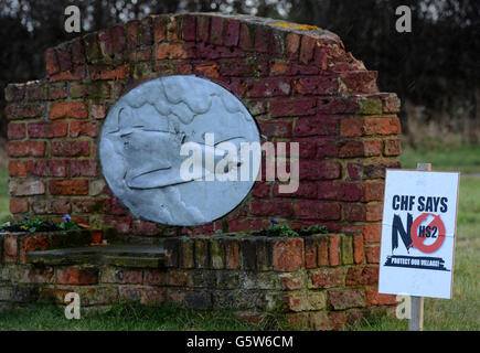 Schilder, die gegen die HS2-Vorschläge im Dorf Church Fenton in Yorkshire SPRECHEN, wo die Dorfbewohner heute Abend ein Treffen abhalten, um ihre Opposition gegen die letzte Woche angekündigte HS2-Route zu diskutieren. Stockfoto