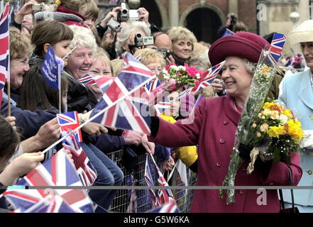 Königin Elizabeth II begrüßt die Gäste im Stadtzentrum von Aylesbury während ihres eintägigen Besuchs in Buckinghamshire und in den Städten Bekshire anlässlich ihres Goldenen Jubiläums. Stockfoto