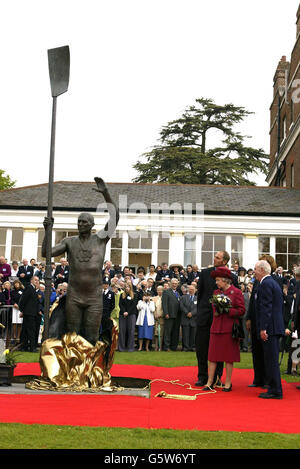 Königin Elizabeth II. Enthüllt heute während ihrer Golden Jubilee Tour eine Statue des olympischen Goldmedaillengewinners Sir Steven Redgrave in Marlow, Buckinghamshire. Stockfoto