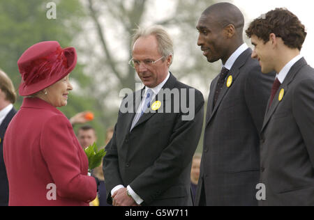 Die britische Königin Elizabeth II. Trifft sich mit dem englischen Fußballtrainer L-R Sven-Goran Eriksson, Sol Campbell und Owen Hargreaves auf dem England Football Training Pitch in Bisham Abbey, während ihres eintägigen Besuchs in Buckinghamshire und in der Stadt Bekshire anlässlich ihres Goldenen Jubiläums. Stockfoto