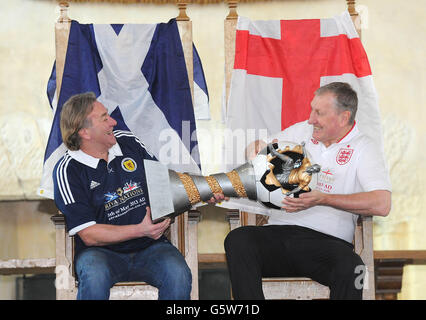 Die ehemaligen schottischen und englischen internationalen Spieler Alan Rough (links) und Terry Butcher beim Start einer 10-stündigen Wohltätigkeitsveranstaltung, die Gelder für die obdachlose Weltmeisterschaft sammeln soll. Stockfoto