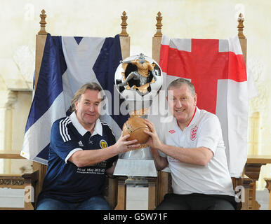 Die ehemaligen schottischen und englischen internationalen Spieler Alan Rough (links) und Terry Butcher beim Start einer 10-stündigen Wohltätigkeitsveranstaltung, die Gelder für die obdachlose Weltmeisterschaft sammeln soll. Stockfoto