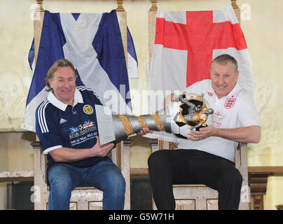 Die ehemaligen schottischen und englischen internationalen Spieler Alan Rough (links) und Terry Butcher beim Start einer 10-stündigen Wohltätigkeitsveranstaltung, die Gelder für die obdachlose Weltmeisterschaft sammeln soll. Stockfoto