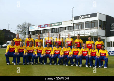 Teamfoto des Essex Cricket Club 2002, (hintere Reihe L-R) Graham Napier, Joesph Grant, Mark Pettini, Andrew McGarry, Andy Clarke, Richard Clinton, James Middlebrook, Zoheb Sharif, Ravinder Bopara.. (Vordere Reihe L-R) Jon Dakin, Barry Hyam, John Stephenson, Mark Ilott, Nasser Hussain, Ronnie Irani, Paul Grayson, Darren Robinson, Ashley Cowan, James Foster, Aftab Habib.. Stockfoto