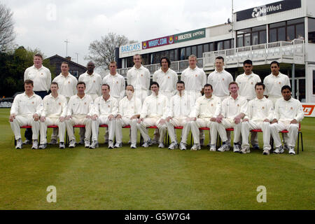 Essex County Cricket Club 2002 (hintere Reihe L-R) J. Davis (Physio) Graham Napier, Joesph Grant, Mark Pettini, Andrew McGarry, Andy Clarke, Richard Clinton, James Middlebrook, Zoheb Sharif, Ravinder Bopara.. Vordere Reihe L-R Jon Dakin, Barry Hyam, John Stephenson, Mark Ilott, Nasser Hussain, Ronnie Irani, Paul Grayson, Darren Robinson, Ashley Cowan, James Foster, Aftab Habib. Stockfoto