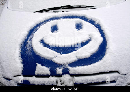 Smiley auf der Vorderseite eines Autos im Schnee gezogen Stockfoto