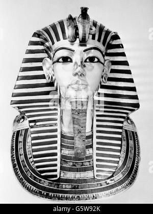 Eine Totenmaske, die zu den Schätzen von Tutanchamun gehört, ist jetzt im British Museum in London zu sehen. Es ist aus massivem Gold, mit Halbedelsteinen und Glas eingelegt, und ist 21 Zoll hoch und 15-und-ein-halb Zoll breit an den Schultern. Stockfoto