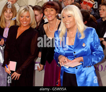 EastEnders Schauspielerinnen, von links nach rechts Letitia Dean, June Brown und Wendy Richard kommen zum vierten Mal im BBC Television Center in London zu den British Soap Awards. Die Zeremonie wird von Matthew Kelly veranstaltet. Stockfoto