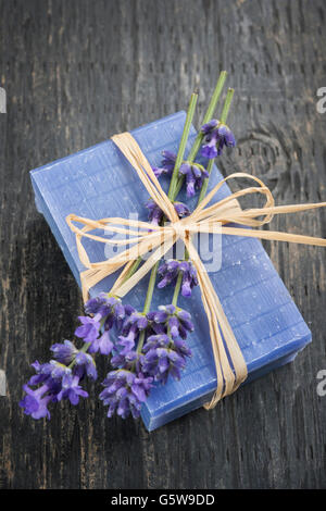 Lavendel handgefertigte Handwerker Seife mit frischen Blumen auf rustikalen hölzernen Hintergrund Stockfoto