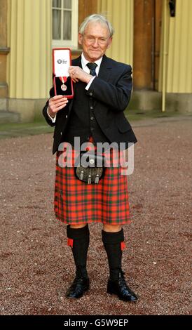 Sir George Reid, der schottische Politiker, hält stolz seine Insignien des Knight Bachelor, nachdem es ihm der Prinz von Wales bei einer Investiturzeremonie im Buckingham Palace im Zentrum von London überreicht hatte. Stockfoto