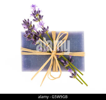 Lavendel handgefertigte Handwerker Seife mit frischen Blumen, die isoliert auf weißem Hintergrund Stockfoto