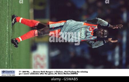 29-JAN-96. .Queens Park Rangers gegen Chelsea. Chelsea-Torschütze Paul Furlong feiert nach dem Spiel Stockfoto