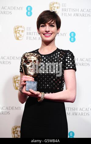 Anne Hathaway mit dem Preis für die beste Nebendarstellerin für "Les Miserables" im Presseraum bei den British Academy Film Awards 2013 im Royal Opera House, Bow Street, London. Stockfoto