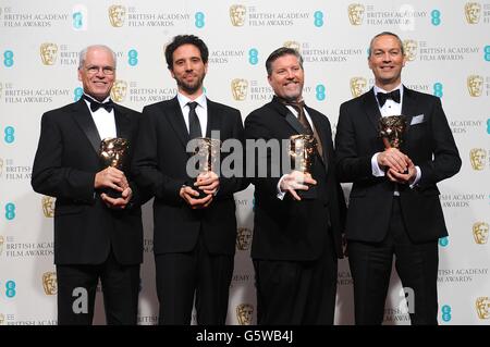 Donald r Elliot, Guillaume Rocheron, Bill Westenhofer und Erik-Jan De Boer wurden bei den British Academy Film Awards 2013 im Royal Opera House, Bow Street, London, für die besten visuellen Spezialeffekte für „Life of Pi“ im Pressesaal ausgezeichnet. Stockfoto