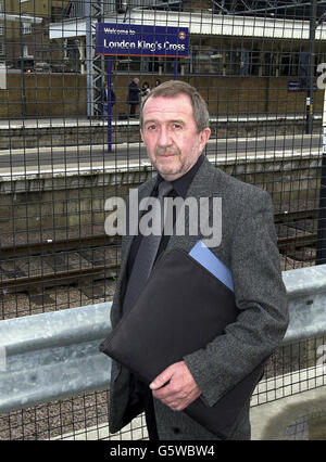 Pendler Kevin O' Neill, der vor Streckenproblemen warnte, bevor der Zugunfall von Potters Bar am Tag seiner Reise als Gast der Eisenbahn im Taxi eines Hochgeschwindigkeitszuges an der Kings Cross Station in London eintrifft, um die Bedingungen für sich selbst zu beurteilen. * Nachdem Kevin O'Neill, 58, mit einem GNER-Zug an der Ostküste durch den Bereich der Potters Bar fuhr, sagte er: „Ich fühle mich immer noch nicht wohl und sicher.“ Stockfoto