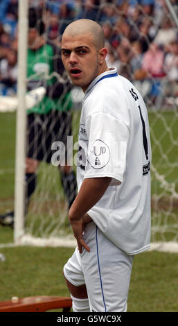 ABS von Boy Band 5ive (Richard Green) während des Music Industry Soccer Six Fußballturniers auf dem Chelsea Stamford Bridge Fußballplatz in London. Stockfoto