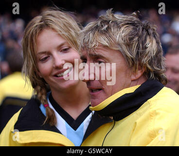 Rocksänger Rod Stewart und seine Freundin Penny Lancaster beim Music Industry Soccer Six Fußballturnier auf dem Chelsea Stamford Bridge Fußballplatz in London. Stockfoto