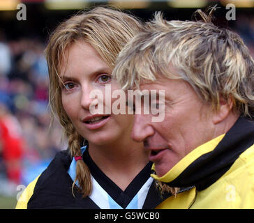 Rocksänger Rod Stewart und seine Freundin Penny Lancaster beim Music Industry Soccer Six Fußballturnier auf dem Chelsea Stamford Bridge Fußballplatz in London. Stockfoto