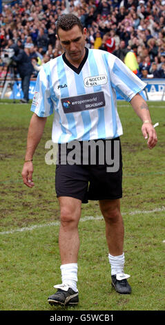 Beim Fußballturnier Music Industry Soccer Six auf dem Londoner Fußballplatz Stamford Bridge wurde der Fußballer zum Schauspieler Vinnie Jones. Stockfoto